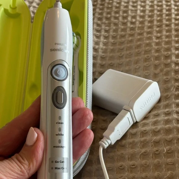 Philips Sonicare Toothbrush with Lime Green Case. NEVER USED